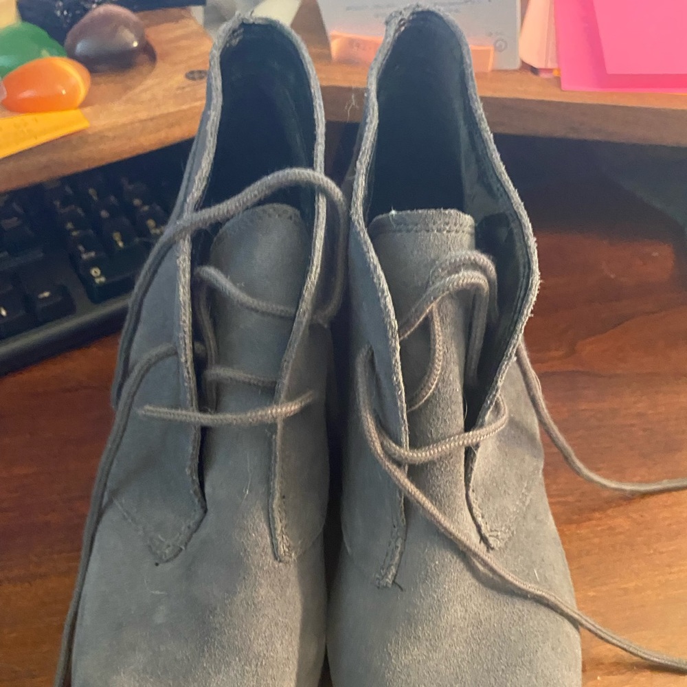 Crocs Women's Leigh Suede Wedge Shootie Boot size 9